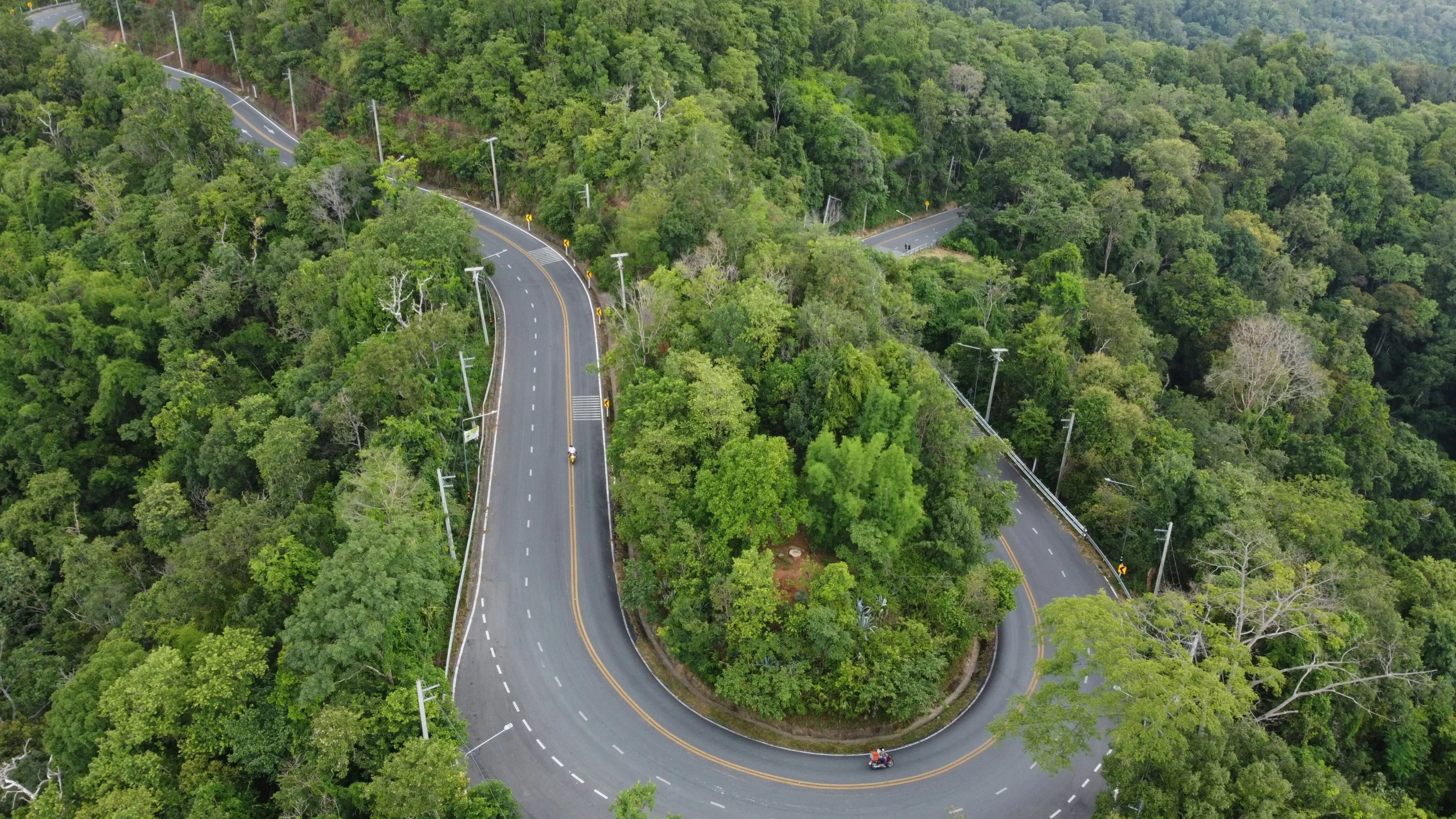 The curvy road on the way to Doi Suthep